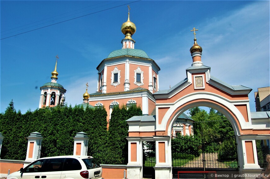 Сияют золотые купола над Москвой