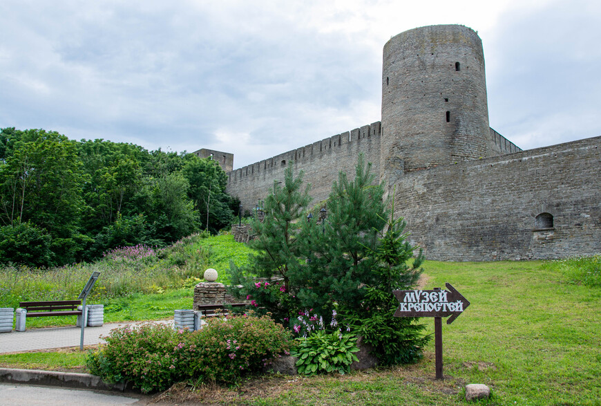Вот ради чего нужно ездить в Ивангород. Огромная крепость высится. Трудно поверить, что так строили в Средневековье. Выглядит очень внушительно.