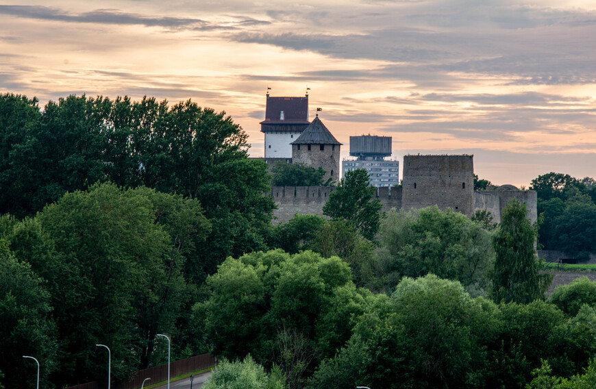 Рядом с гостиницей можно полюбоваться не только на закат, Ивангородскую крепость, но и на Нарвский замок. Очень красивою
