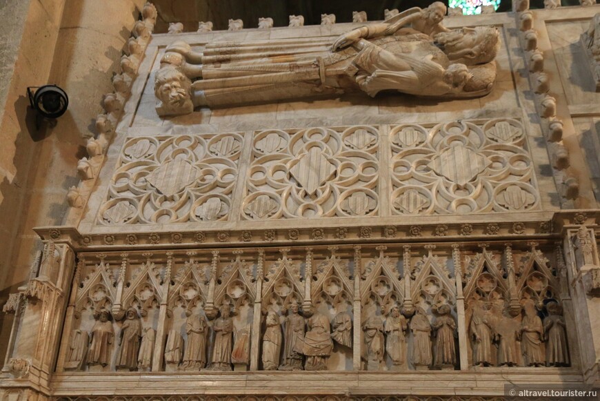 Саркофаг Альфонсо II Целомудренного (1162-1196), первого арагонского короля из каталонской династии.