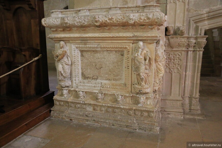 Захоронение Альфонсо V Великодушного (1416-1458), присоединившего Неаполитанское королевство к Арагонской короне. Его останки в 1671 г. перенесли в Поблет из Неаполя, где он был первоначально захоронен.