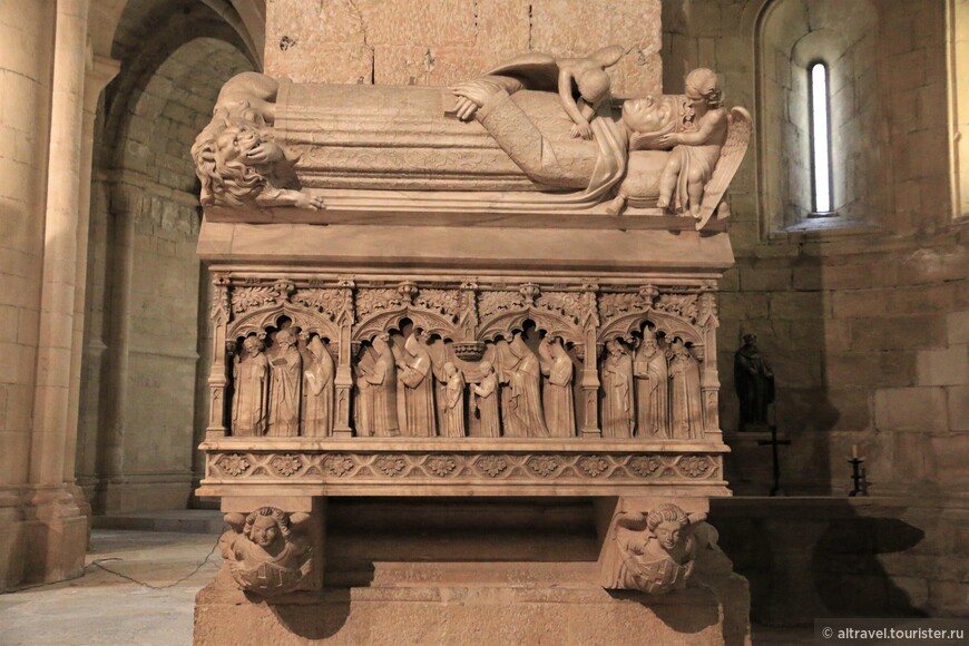 Саркофаг короля Мартина I Гуманного (1395-1410). На нём пресеклась каталонская династия.