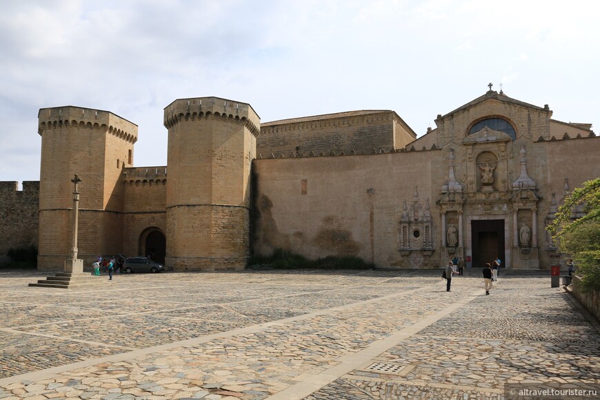 Главная площадь с королевскими воротами (слева) и барочным входом в церковь (справа).