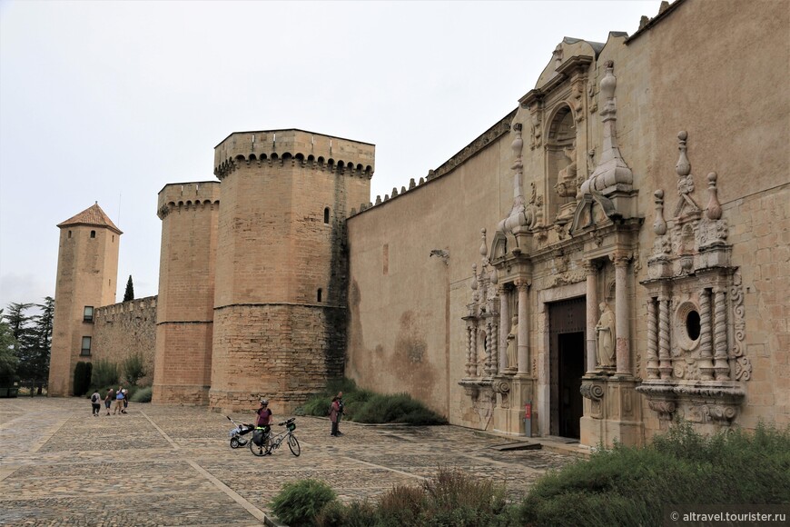 Главная площадь – вид сбоку на стену и ворота монастыря.