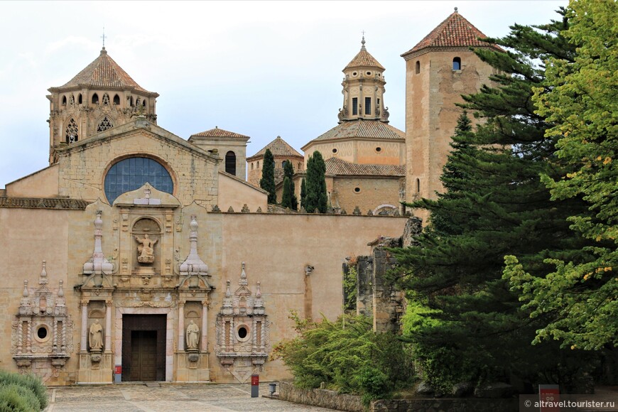 Вид на главную церковь монастыря и барочный вход в неё.
