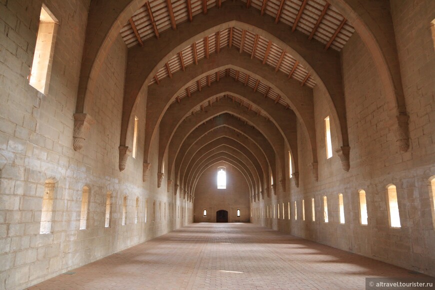 Монашеская опочивальня: огромный зал 87х10 м, постройка 13-го века в готическом стиле.