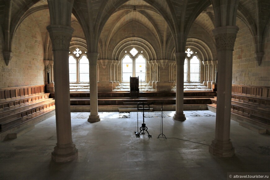 Капитулярный зал – зал заседаний и место захоронения аббатов монастыря, 13-й век.