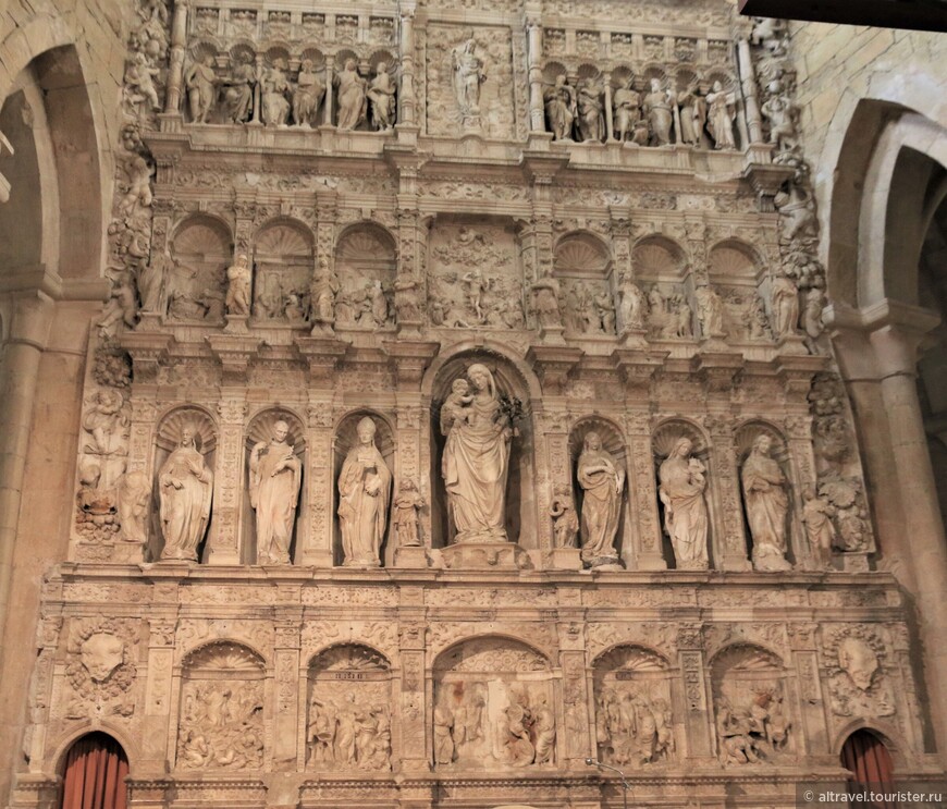 Главный алебастровый алтарь (ретабло) церкви крупным планом.