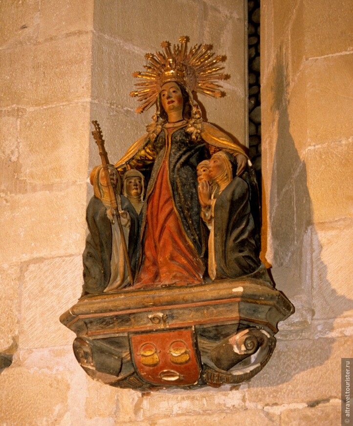 На стене капитулярного зала находится терракотовая скульптура Девы Марии «Всепрощающей» 15-го века, выполненная в стиле Ренессанса (Источник: Википедия).