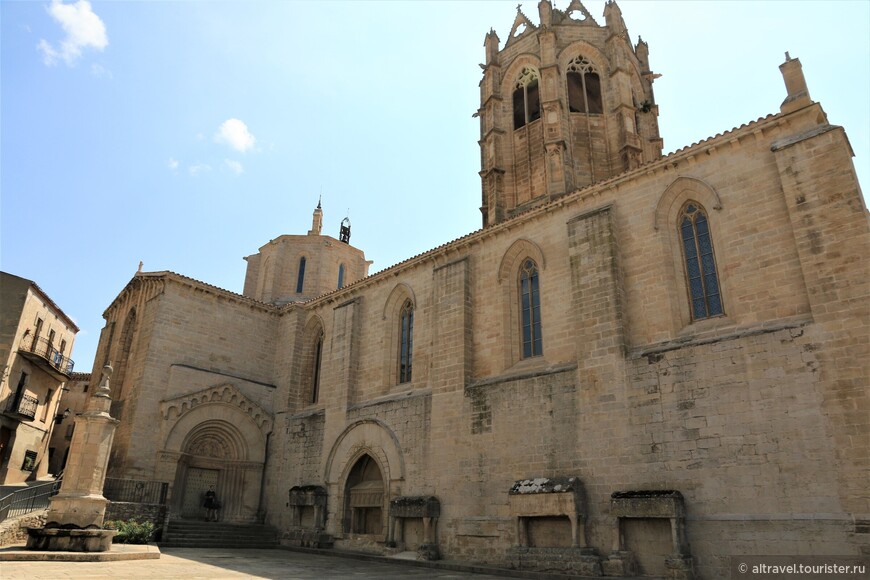 Церковь монастыря Vallbona de les Monges. Видны две башни и главный портал.