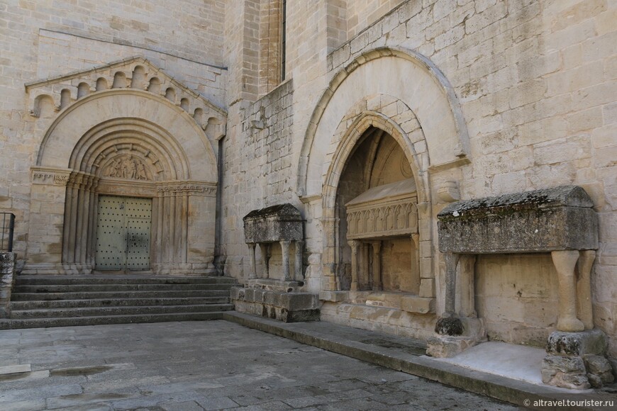 Входной портал церкви крупным планом.