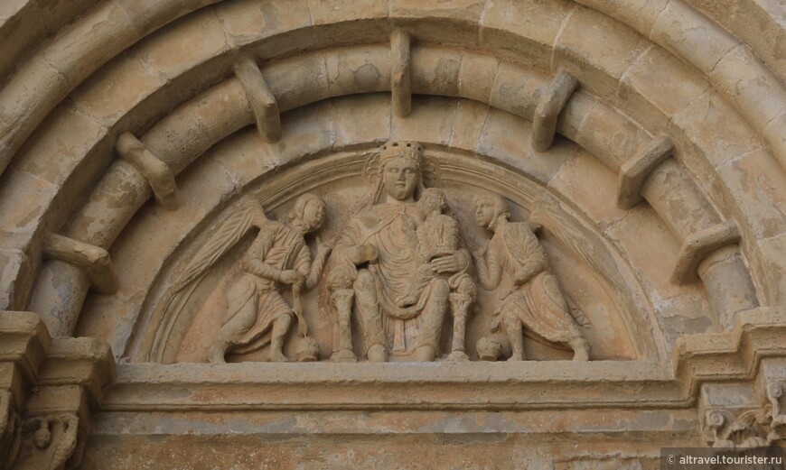 Тимпан над входом, изображающий Богородицу с младенцем в окружении двух ангелов, 12-й век.