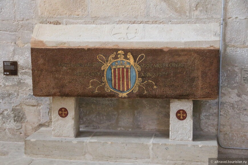 Фото 55. Захоронение королевы Иоланты Венгерской (1215-1251). На саркофаге написано ANNO 1275 - год, когда останки королевы перенесли в Вальбону.