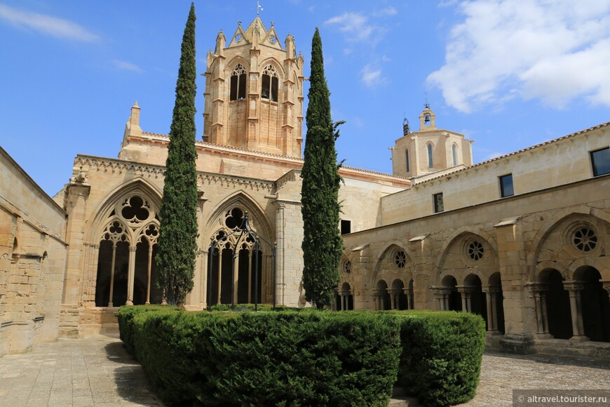 Клуатр монастыря. Хорошо видны обе башни на церкви.