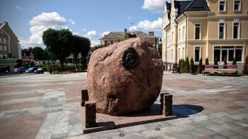Мемориальный камень в честь визита Петра I в Инстербург