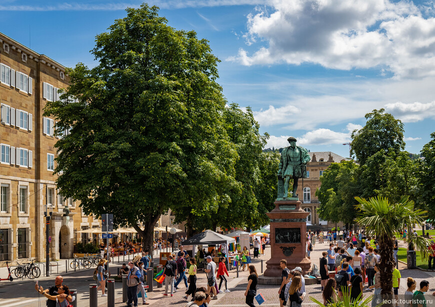 Памятник Герцогу Кристофу Вюртембергскому установлен на площади Шлоссплатц. Установлен в 1889 г.  в честь герцога, правившего с 1550 по 1568 годы, по проекту Пауля Мюллера.