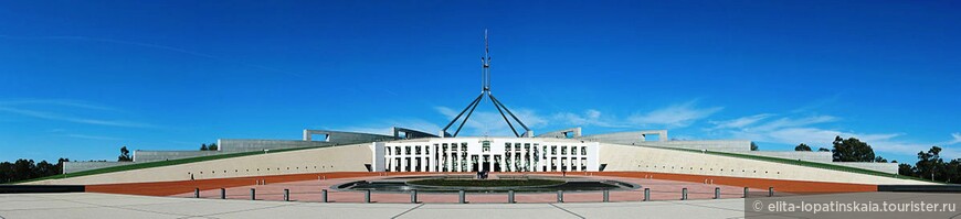 Новое здание Парламента Австралии в Канберре. Панорамный снимок с интернета.