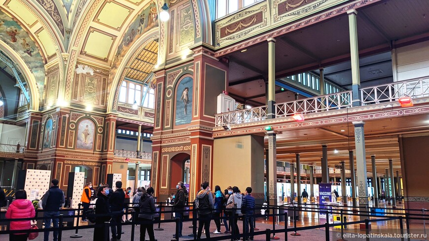 Ковидные будни. Royal Exhibition Building переоборудован в один из многочисленных центров вакцинации.