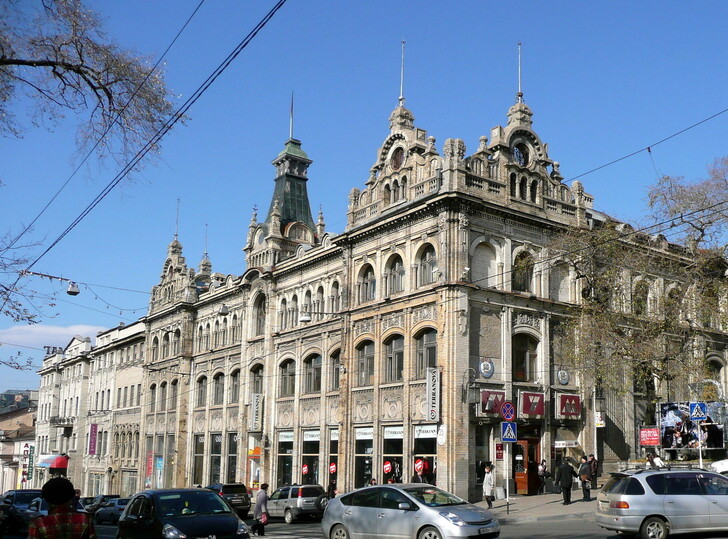 Здание Владивостокского ГУМа
