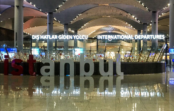 Аэропорты Стамбула закрылись из-за снегопада 