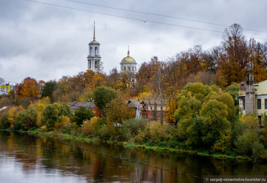 С мостика видна Ильинская церковь.
