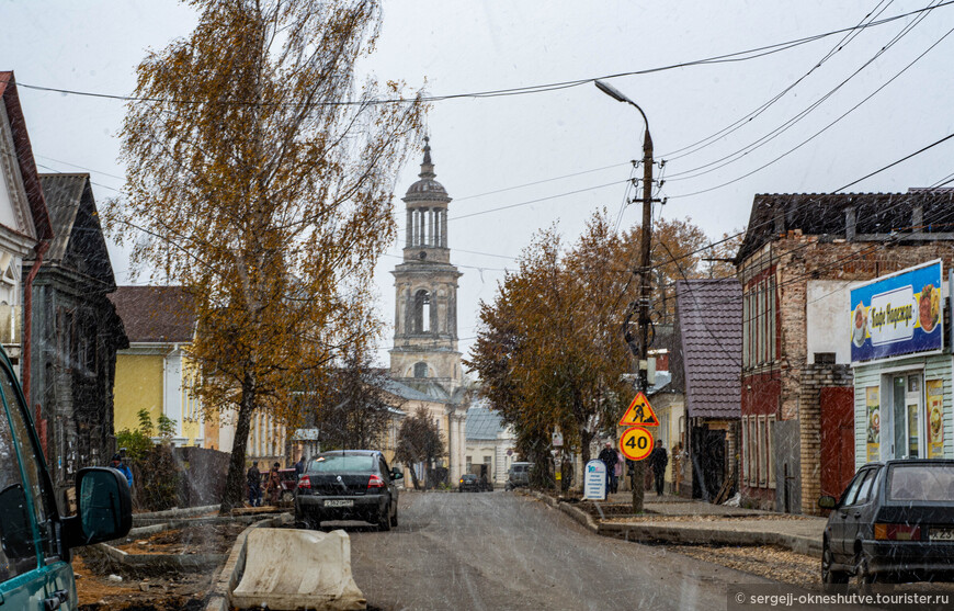 Улица Лунчарского, одна из самых красивых в Торжке. Видим церковь папы Климента. В конце повествования покажу уникальный храм.