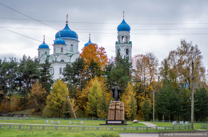 Знакомо? Это Благовещенская церковь с памятником Ефрему Новоторжскому. 