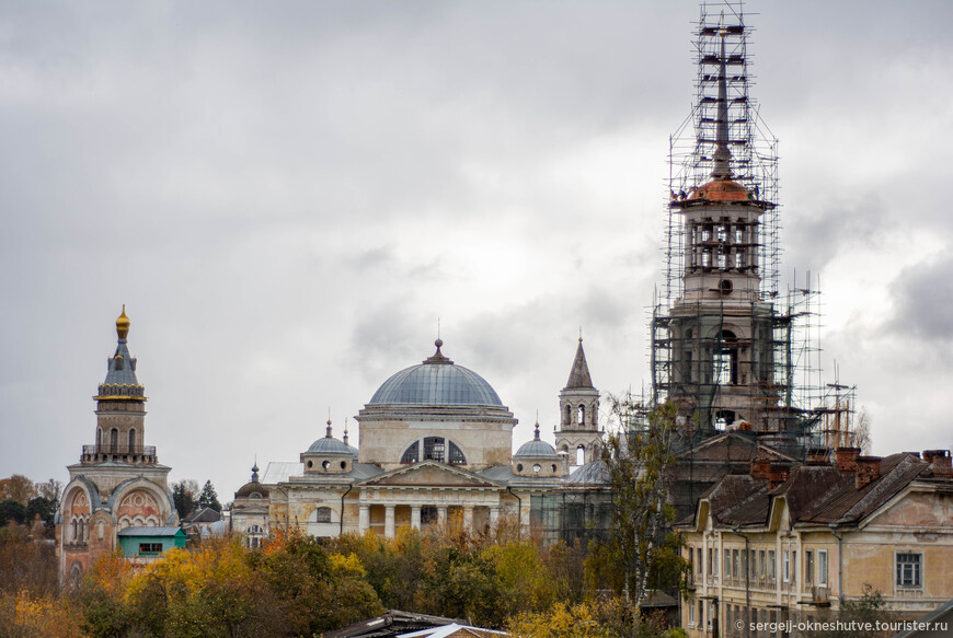 Крупным планом. Слева Свечная башня, направо-Борисоглебский собор, Колокольня.