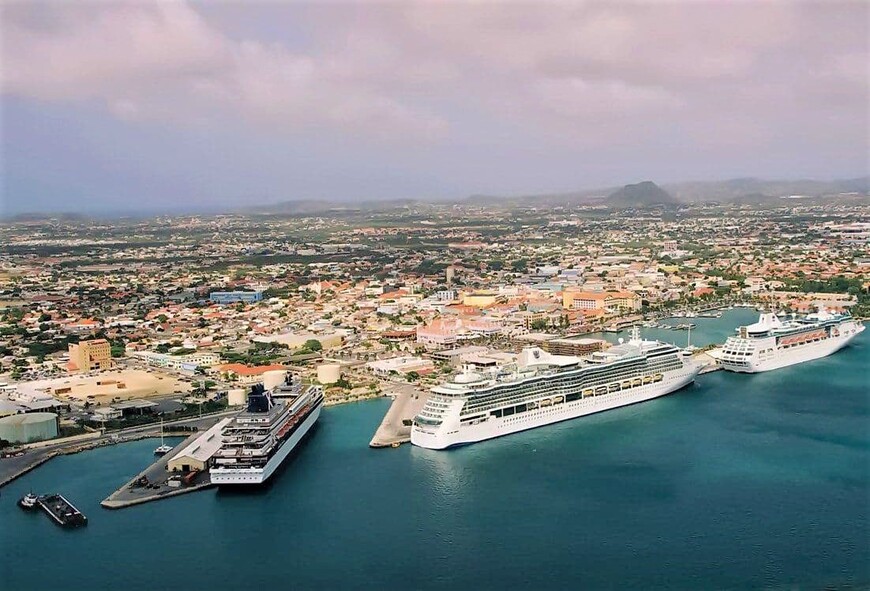 Вид на Ораньестад со стороны Карибского моря (из интернета).