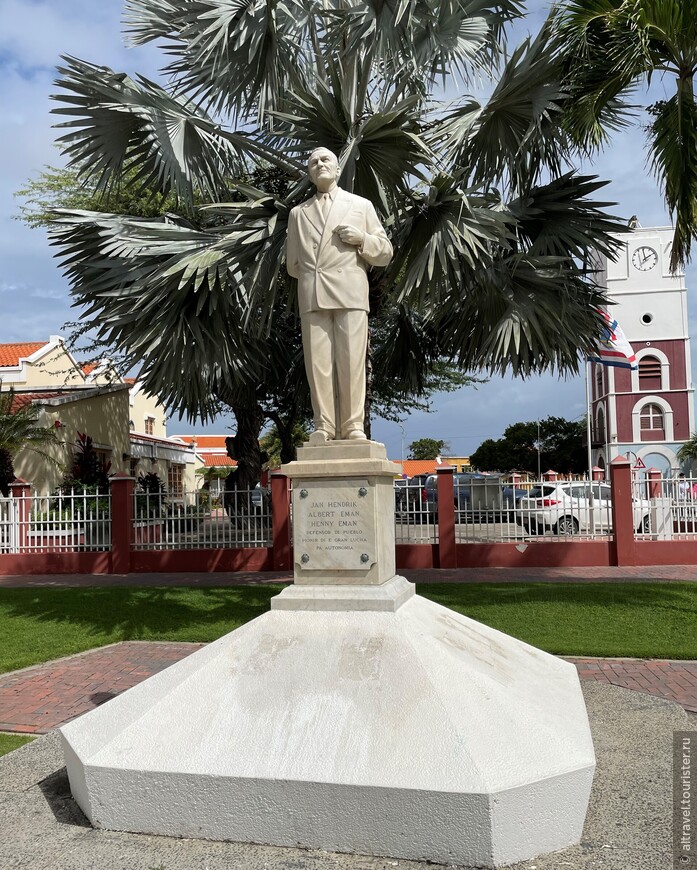 Памятник Яну Хендрику Эману - лидеру движения за независимость Арубы.