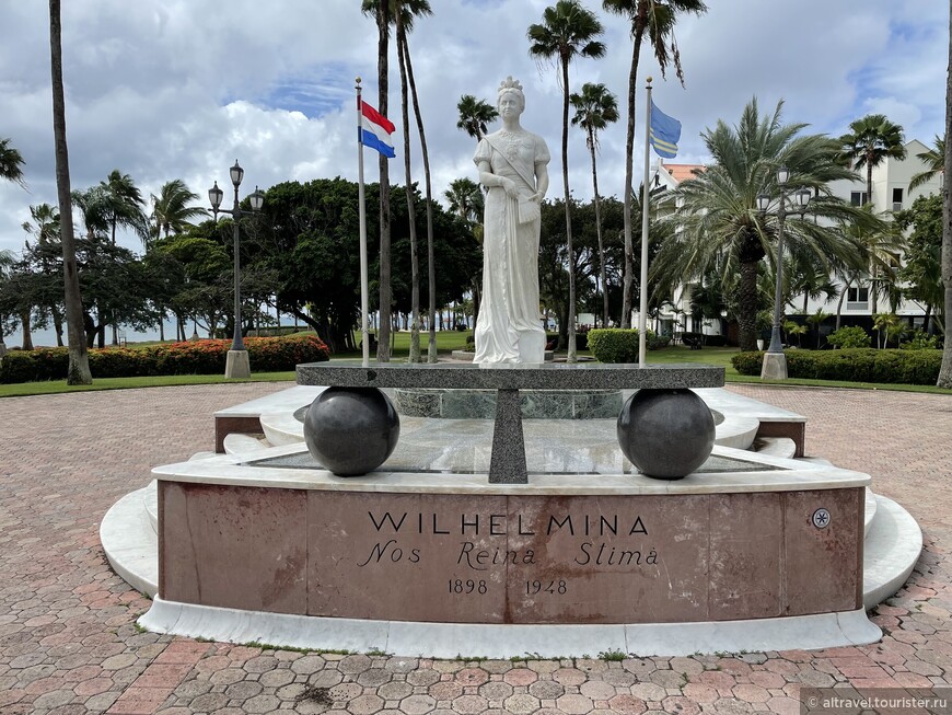 Памятник Королеве Вильгельмине, правившей Нидерландами 50 лет — дольше других нидерландских монархов. Во время её царствования прошли Первая и Вторая мировые войны. В ходе последней Вильгельмина стала для голландцев символом Сопротивления.