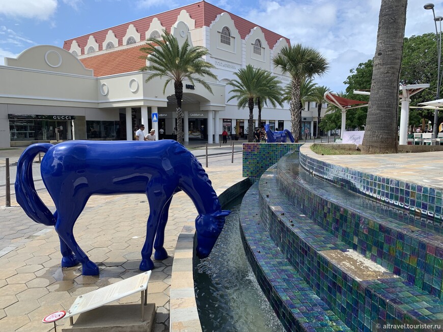 Почему кони синие? Синий цвет лошади, по мнению авторов проекта, как и цвет Карибского моря, символизирует одухотворенность, спокойствие, силу и успех.