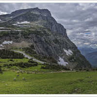 

Высокогорное плато над дорогой Going-to-the-Sun Road — живописной горной дорогой в Скалистых горах на западе США, в национальном парке Глейшер в Монтане.
