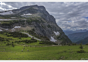 

Высокогорное плато над дорогой Going-to-the-Sun Road — живописной горной дорогой в Скалистых горах на западе США, в национальном парке Глейшер в Монтане.
