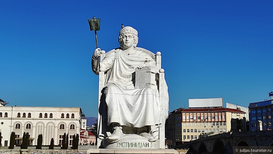 Памятник императору Юстиниану в Скопье