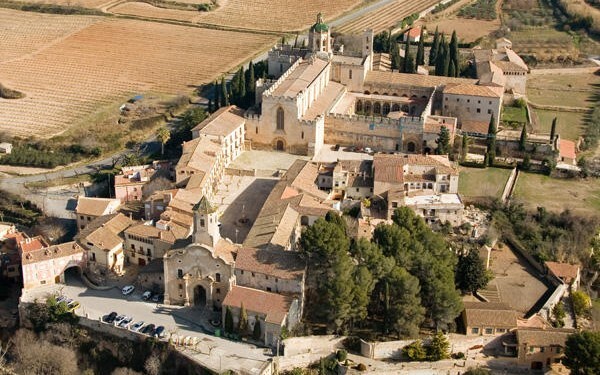 Монастырь Santes Creus – вид сверху (интернет). К монастырю сейчас относится только верхняя часть этого комплекса, включающая церковь и клуатр.