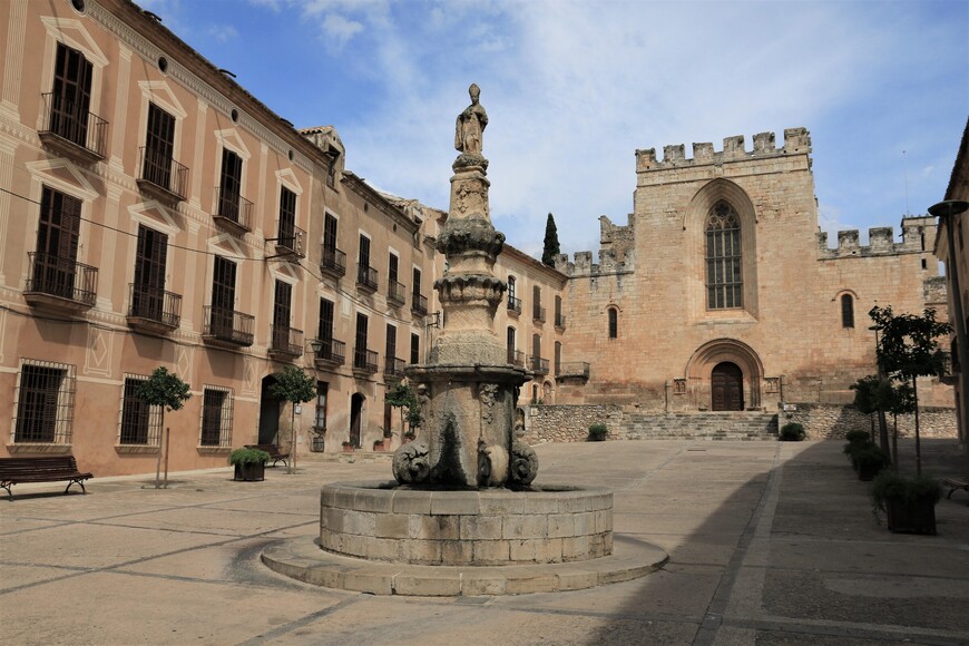 Площадь Сан-Бернардо. Слева сейчас частные резиденции, а в центре площади - памятник аббату монастыря 13-го века. Проход к монастырю - в правом дальнем углу.

