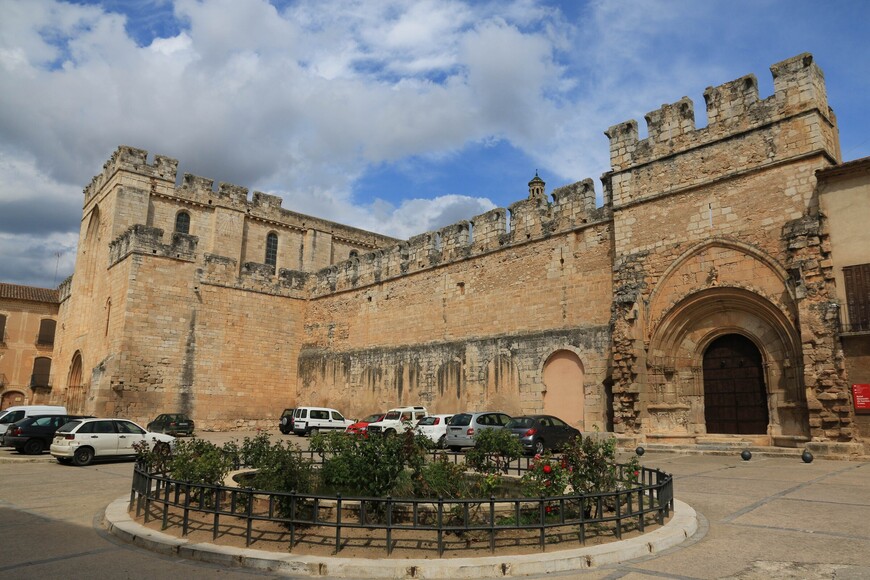 Вход в монастырь Santes Creus с площади Сан-Бернардо.