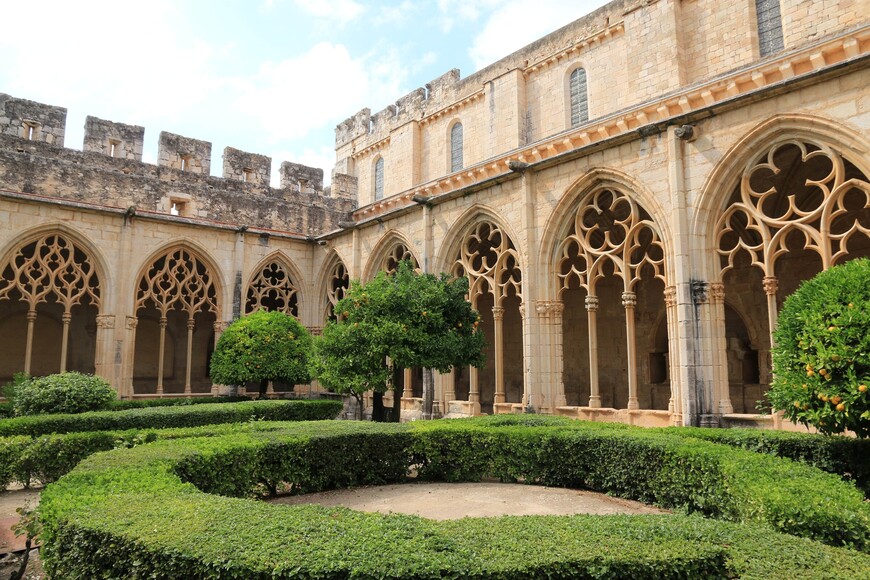Клуатр монастыря Santes Creus с его ажурными готическими арками.