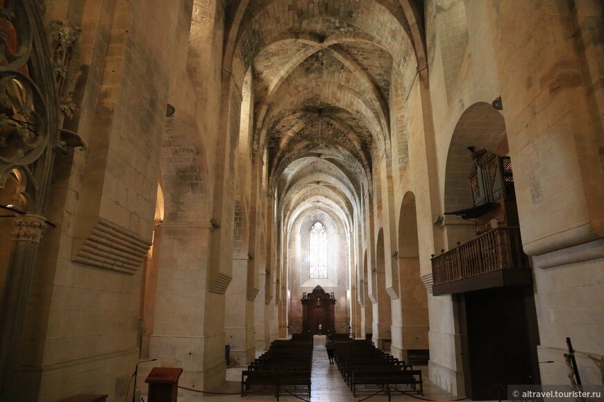 Интерьер церкви монастыря Santes Creus.