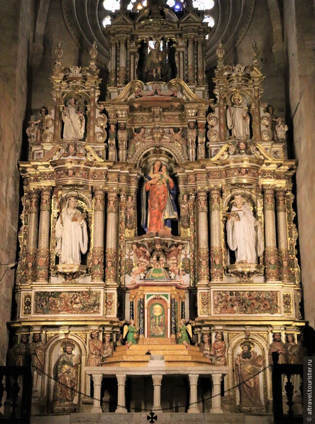 Барочный алтарь церкви, выполненный в 1640 г. Жозефом Трамуллесом.