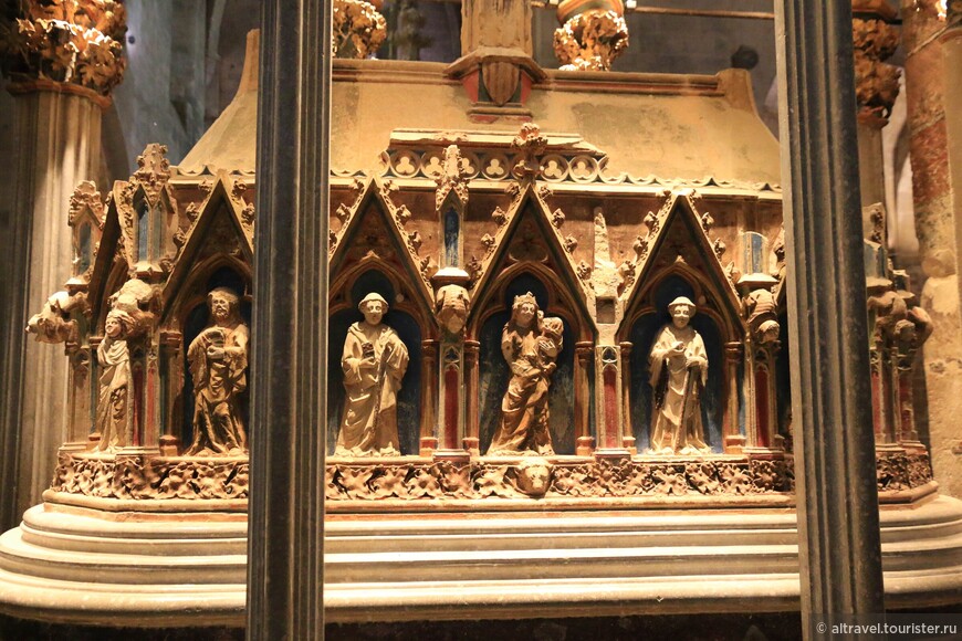 Саркофаг Педро III сделан из порфира, символизирующего мир в этой и другой жизни.