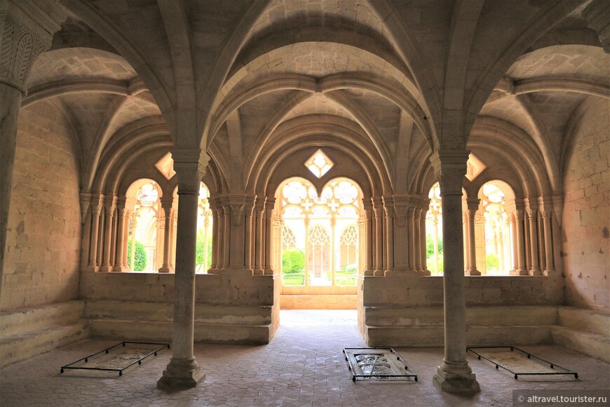 Из галереи клуатра можно попасть в капитулярный зал – место заседаний монастырского начальства. Плиты на полу – захоронения аббатов монастыря.