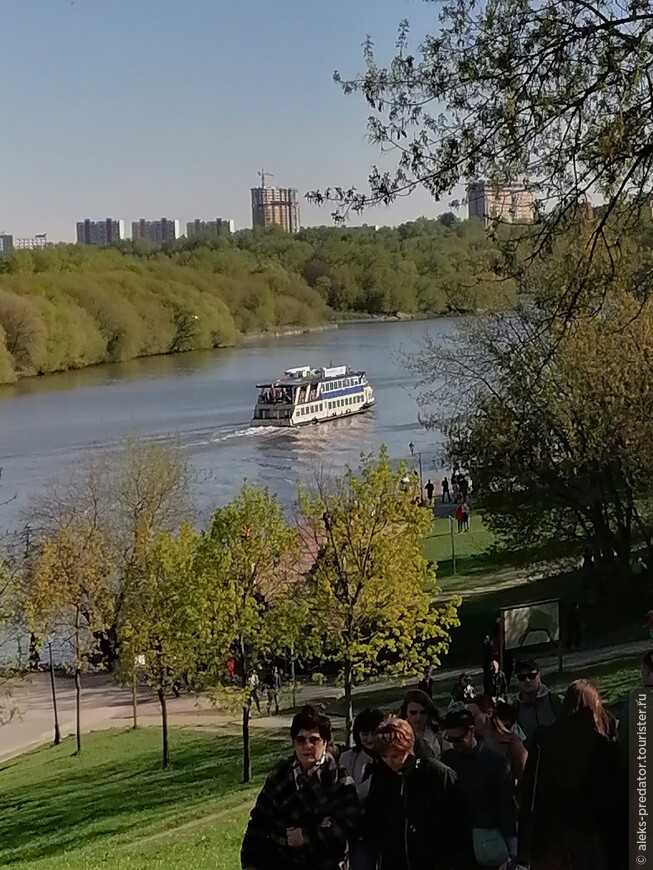 Солнечный майский день в Коломенском в Москве