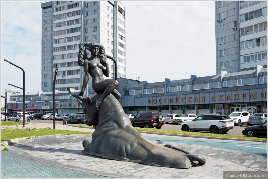 Авторы фонтана «Похищение Европы» скульпторы Александр Ткачук, Виталий Осьмушкин и архитектор Андрей Касаткин. 