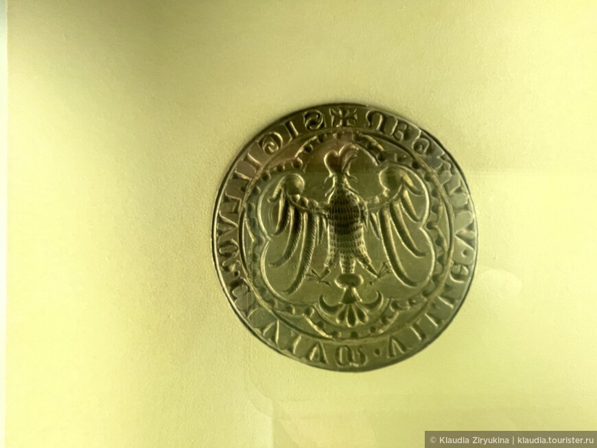 Штамп города Филлинген, 1284 год, бронза. На штампе изображен орел, окруженный надписями - Фюрстенберг. Впервые эта печать использована на документе 1284 года, когда город перешел во власть Фюрстенбергов.