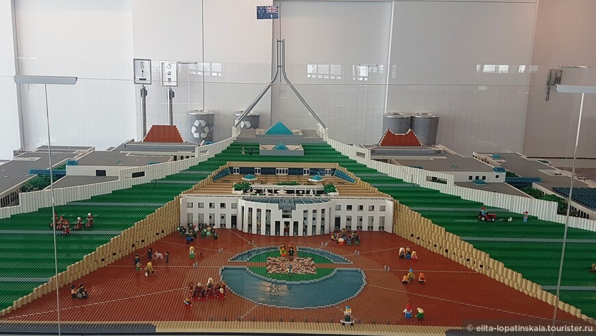 Лего-модель Парламента, состоящая из 150-ти тысяч кирпичиков была создана к празднованию его 30-летия. Но она настолько пришлась всем по душе, что уже несколько лет занимает целую комнату рядом с кафе для гостей Парламента. 
