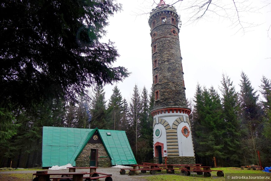 Вершина Златы Хлум, 875 м. (Goldkoppe). Смотровая башня высотой 26 метров, построена в 1899 году. Поднялись.

