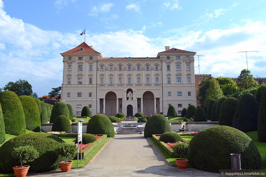 Министерство Иностранных Дел Чехии(в прошлом Чернинский дворец).