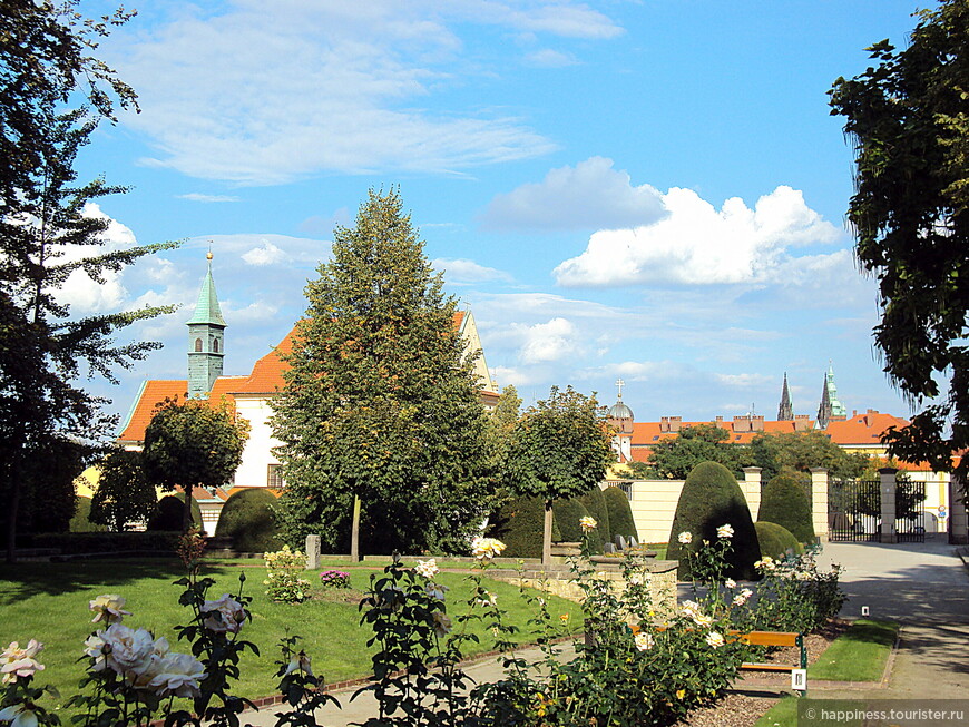 С сентября 2014 года сады, которые считаются уникальными в своем роде, ежедневно открыты для посещений гостям и жителям Праги.
